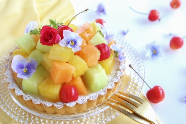 メロンなどのフルーツが乗ったケーキ