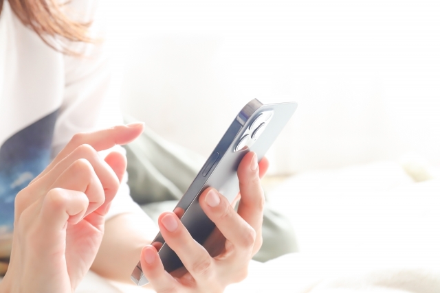 スマホで検索している女性