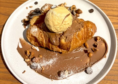 クロワッサンとアイスクリームのデザート