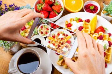 スイーツの写真を撮っている手元