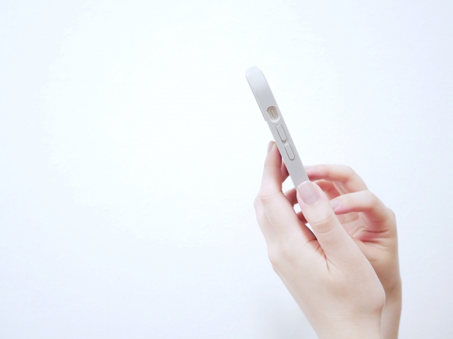 スマホを持つ手元
