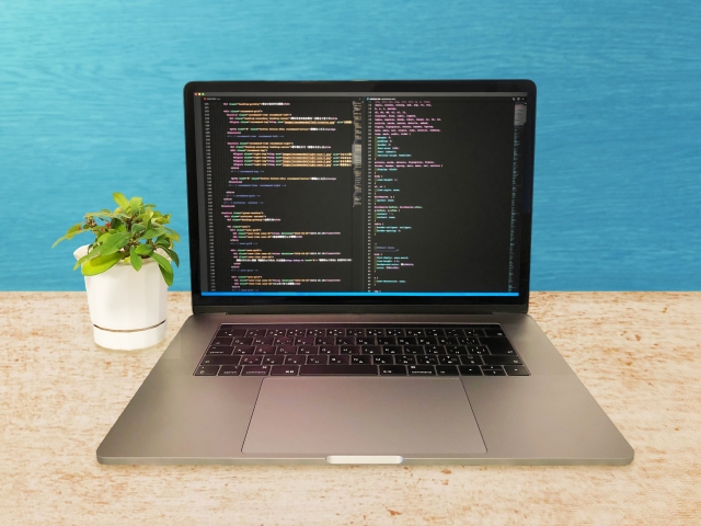 HTMLコードが表示されたパソコン