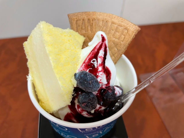 チーズケーキが乗ったソフトクリーム