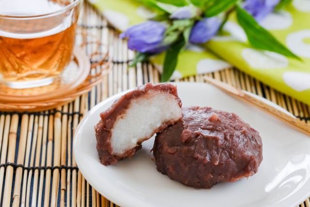 ぼた餅と麦茶