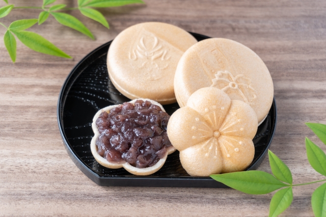 お皿に盛られたもなか